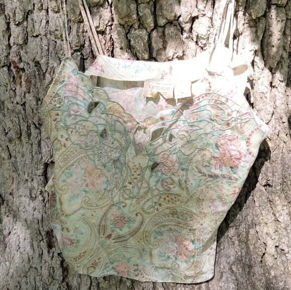 Victoria's Secret Tops - ⬇️ Price Drop!⬇️ Vintage Victoria's Secret Camisole in size M